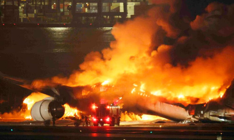 Tokio: Choque aéreo deja 5 muertos y varios heridos