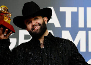 Carín León anuncia concierto en el estadio de los Borregos