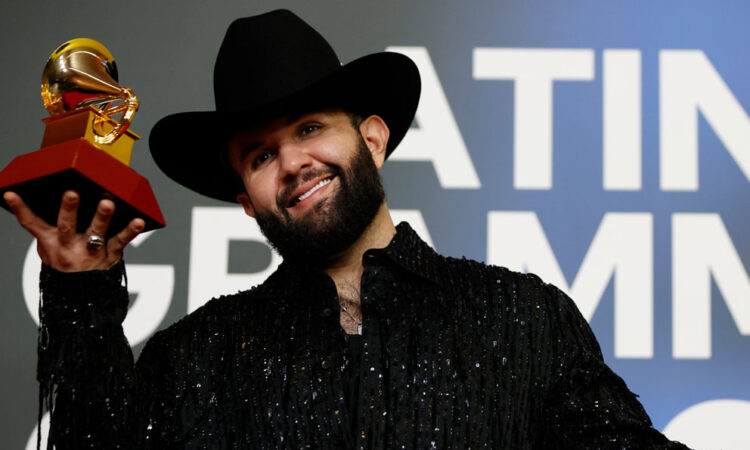 Carín León anuncia concierto en el estadio de los Borregos