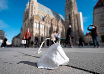 España reintroduce el uso obligatorio de cubrebocas