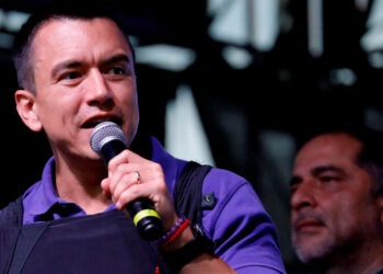 Presidente de Ecuador propone aumento del IVA en medio de crisis