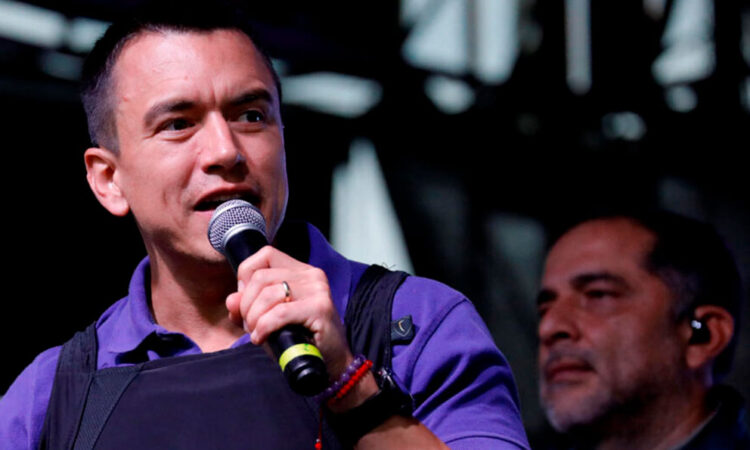 Presidente de Ecuador propone aumento del IVA en medio de crisis