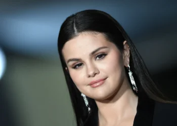 Selena Gomez comparte sus planes de carrera en el podcast “Smartless”