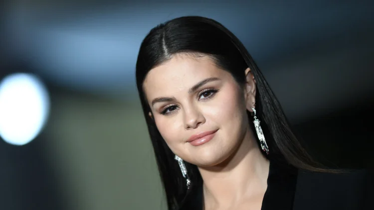 Selena Gomez comparte sus planes de carrera en el podcast “Smartless”
