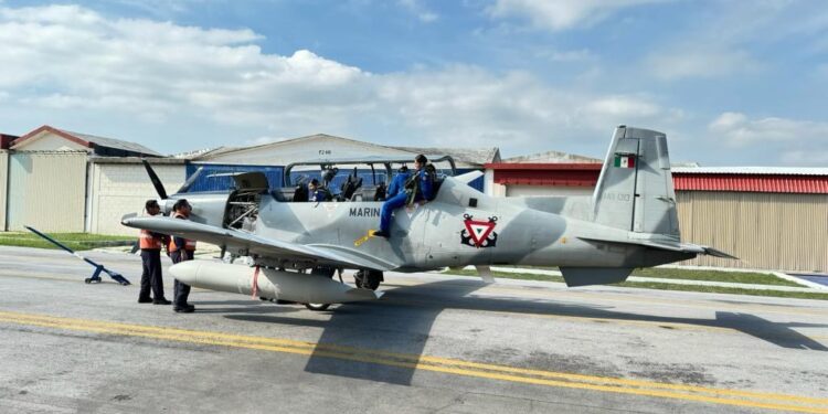 Marina realiza en Tamaulipas primer vuelo táctico con mujeres