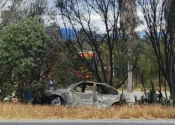 Se lesionan dos al incendiarse auto