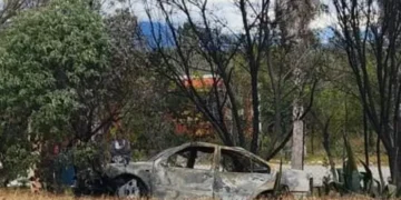 Se lesionan dos al incendiarse auto