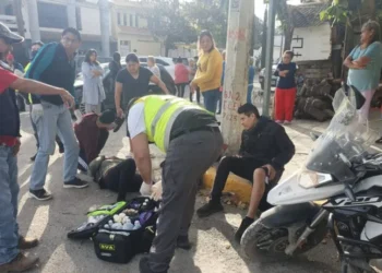 Camioneta embiste a pareja de motocicleta en crucero 25 y Matamoros