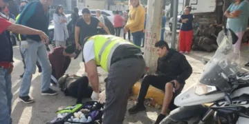 Camioneta embiste a pareja de motocicleta en crucero 25 y Matamoros