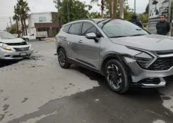 Se pasa alto y causa costoso choque