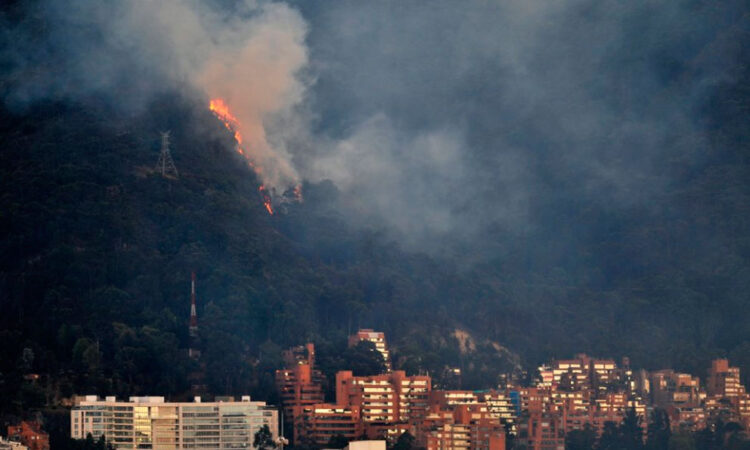 Incendio en los cerros orientales de Bogotá