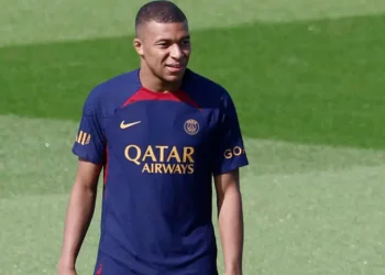 Mbappé recibe ofertas de Real Madrid y PSG mientras decide su futuro