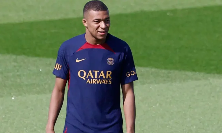 Mbappé recibe ofertas de Real Madrid y PSG mientras decide su futuro