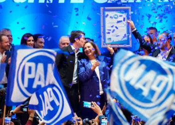 Xóchitl Gálvez recibe constancia como candidata del PAN a la presidencia