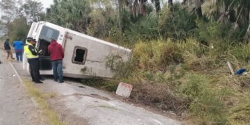 Vuelca microbús de ruta Santa Engracia-Victoria con 20 pasajeros; tres heridos