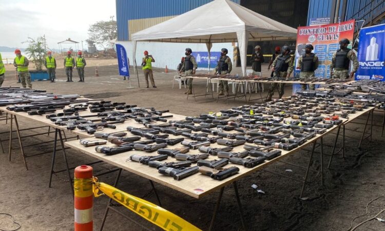En Ecuador continúan hallándose armas y explosivos en cárceles