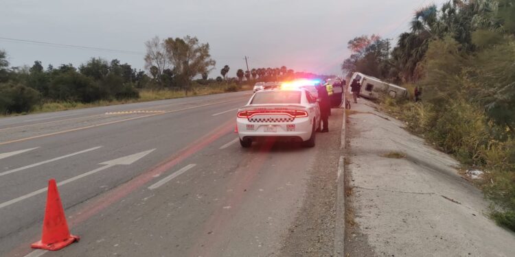 Vuelca microbús de ruta Santa Engracia-Victoria con 20 pasajeros; tres heridos