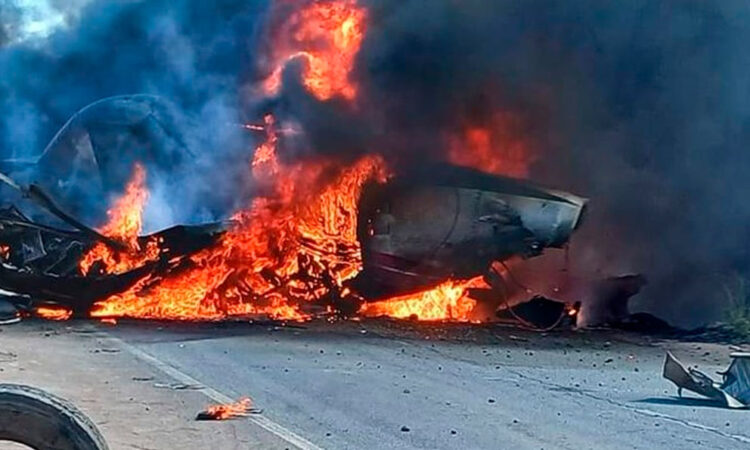 Trágico accidente en Chile: Avioneta de se estrella en carretera transitada