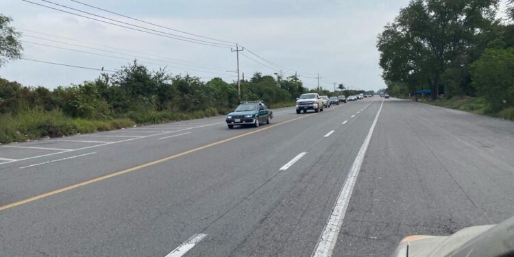 Pipa se vuelca en carretera Victoria-Monterrey