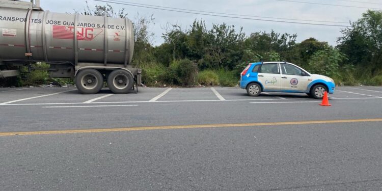 Pipa se vuelca en carretera Victoria-Monterrey