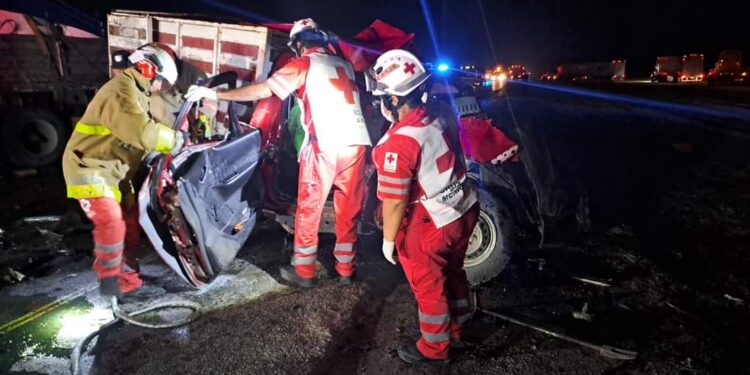 Muere mecánico al chocar contra tráiler