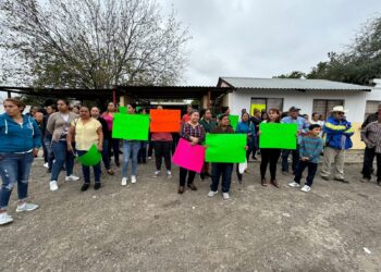 Protestan en escuela por falta de maestros