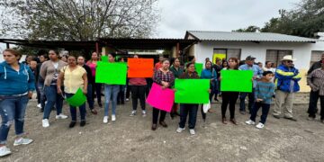Protestan en escuela por falta de maestros