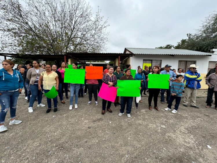 Protestan en escuela por falta de maestros
