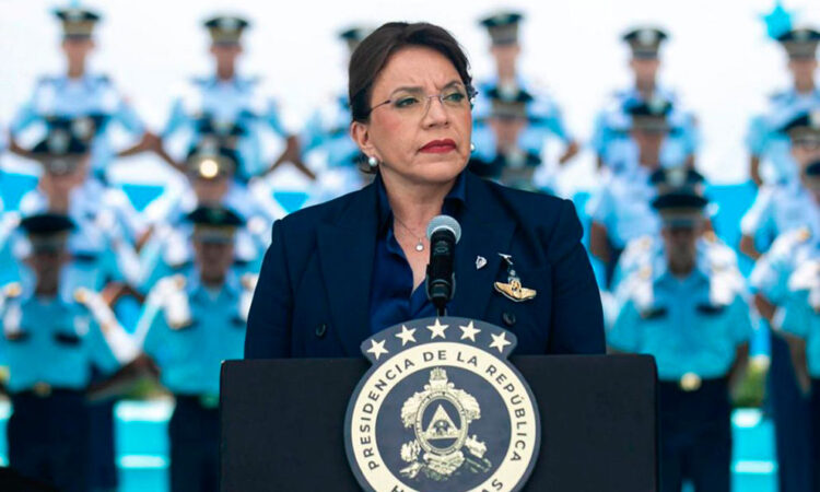 Realiza presidenta de Honduras reestructuración de gabinete