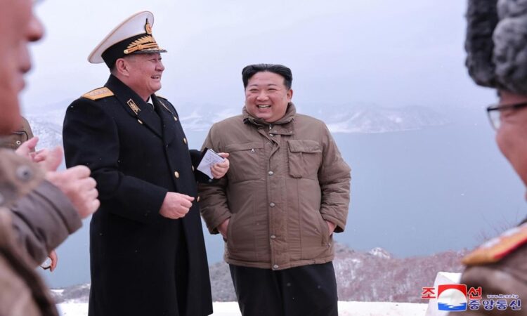 Kim Jong-un presencia prueba de misiles de crucero y desarrollo de submarino nuclear