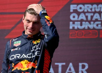 Eddie Jordan elogia a Max Verstappen y descarta a Checo Pérez como rival