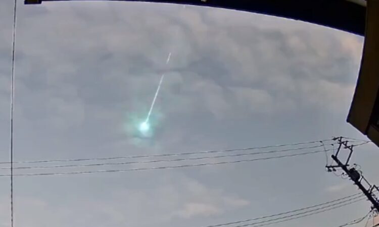 Meteoro atraviesa el cielo de Japón