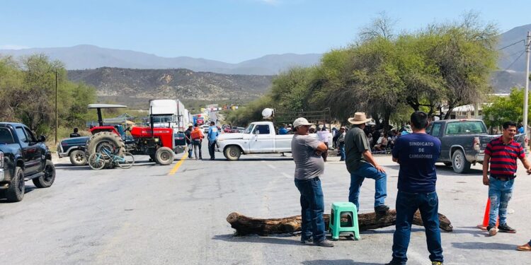 Mantienen campesinos bloqueo en la Rumbo Nuevo, exigen indemnización