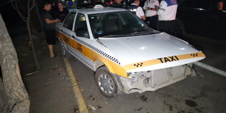 Taxi embista a joven motociclista en Bulevar “Praxedis Balboa”