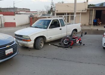 Motociclista hospitalizado tras estrellarse contra una camioneta