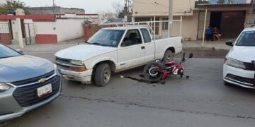 Motociclista hospitalizado tras estrellarse contra una camioneta