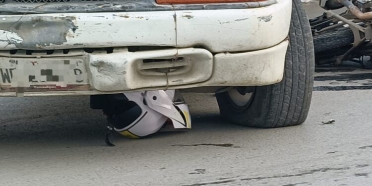 Motociclista hospitalizado tras estrellarse contra una camioneta