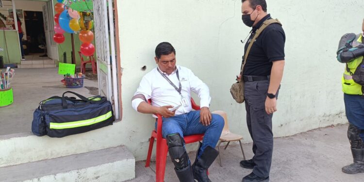 Motociclista hospitalizado tras estrellarse contra una camioneta