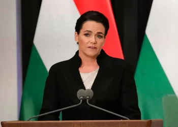 Renuncia la presidenta de Hungría; otorgó indulto a un condenado por pederastia