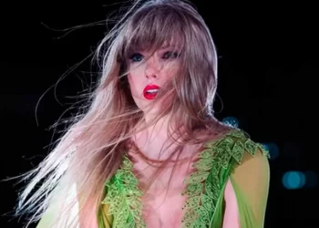 Taylor Swift sale corriendo de Tokio para estar con Travis Kelce en el Super Bowl