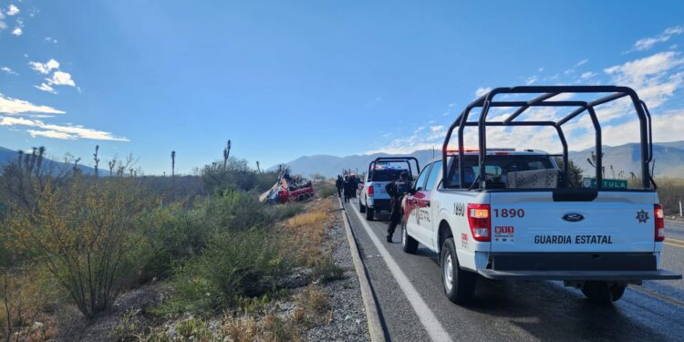 Vuelca tráiler cargado con limones en carretera SLP-Tula-Victoria