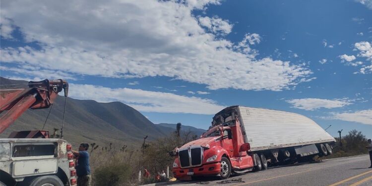 Vuelca tráiler cargado con limones en carretera SLP-Tula-Victoria