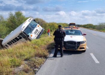 Vuelcan camioneta y camión que remolcaba en libramiento de San Fernando