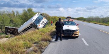 Vuelcan camioneta y camión que remolcaba en libramiento de San Fernando