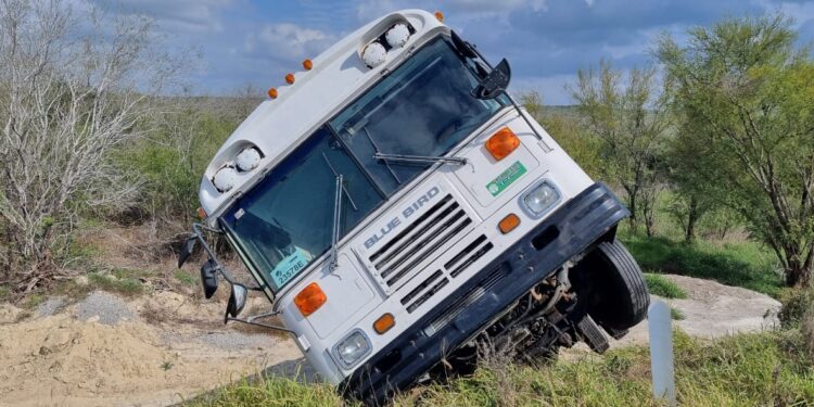 Vuelcan camioneta y camión que remolcaba en libramiento de San Fernando