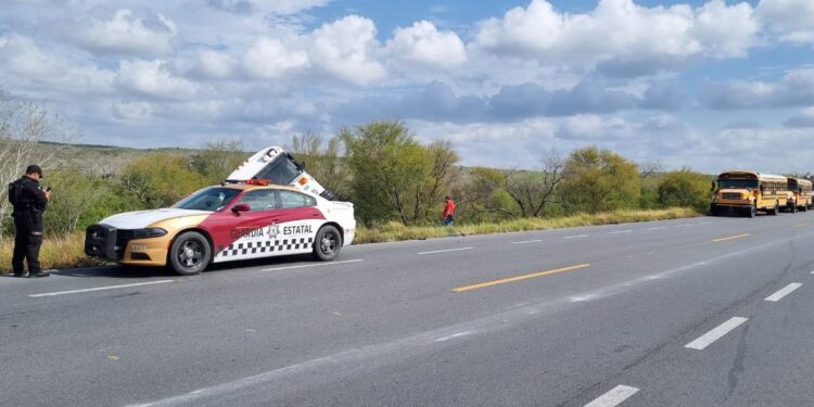 Vuelcan camioneta y camión que remolcaba en libramiento de San Fernando