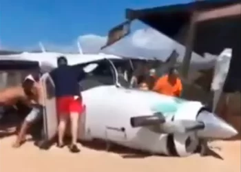 Aterriza de emergencia avioneta en plena playa de Puerto Escondido