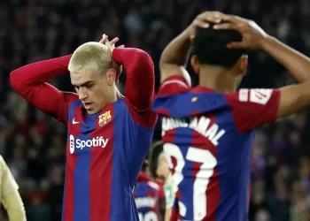 Barcelona empata 3-3 con Granada y casi dice adiós a La Liga Española