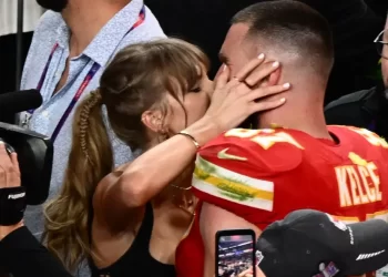 Taylor Swift y Travis Kelce celebran bicampeonato de Kansas City con romántico beso