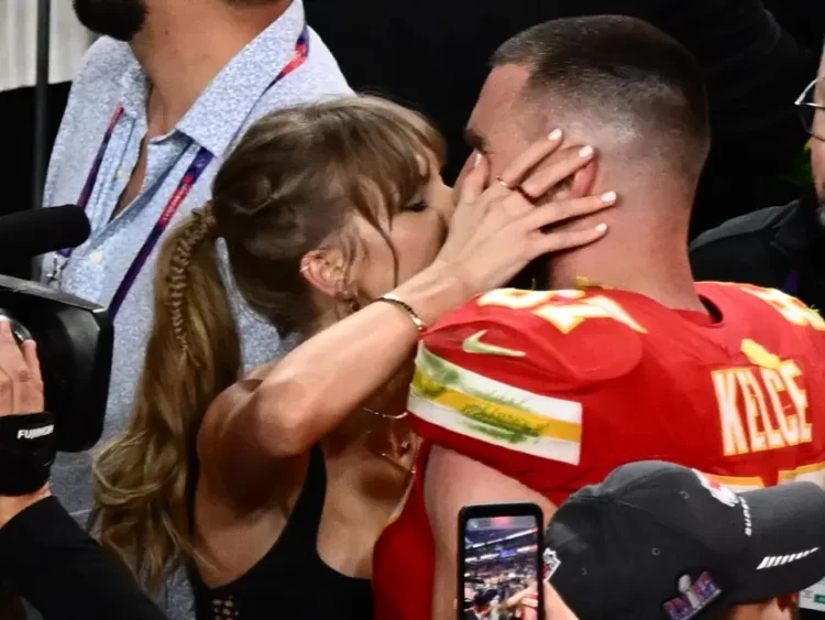 Taylor Swift y Travis Kelce celebran bicampeonato de Kansas City con romántico beso